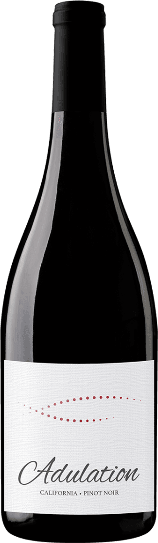 California Pinot Noir 2022 Het label van de wijnfles is wit met een minimalistisch ontwerp. Er is een golvende lijn van kleine rode stippen die over het label loopt, wat een subtiel en elegant effect geeft. De naam 'Adulation' staat in grote, sierlijke letters geschreven, met daaronder in kleinere letters 'California Pinot Noir'.