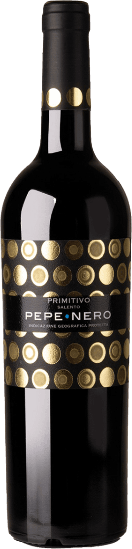 Salento IGP Pepenero Primitivo Het label van deze wijnfles is zwart met een patroon van grote, glanzende gouden cirkels die in horizontale banen over het label lopen. In het midden staat de naam 'PEPENERO' in grote witte letters met een blauwe stip tussen PEPE en NERO. De rest van de tekst is kleiner en subtieler aangebracht. Het geheel oogt modern, opvallend en luxe.