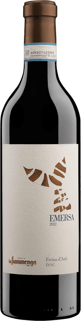 Freisa d'Asti DOC Emersa Het label is minimalistisch en modern vormgegeven met een abstracte afbeelding in het midden die doet denken aan een gestileerde vogel of vleugel, opgebouwd uit bruine segmenten. De achtergrond is crèmekleurig en mat. De naam 'EMERSA' staat in grote, blauwe letters onder de afbeelding, met '2022' kleiner eronder. Linksonder staat het wijndomein en rechtsonder de herkomst en druivensoort. Het geheel oogt strak en eigentijds, zonder traditionele wijndecoraties.