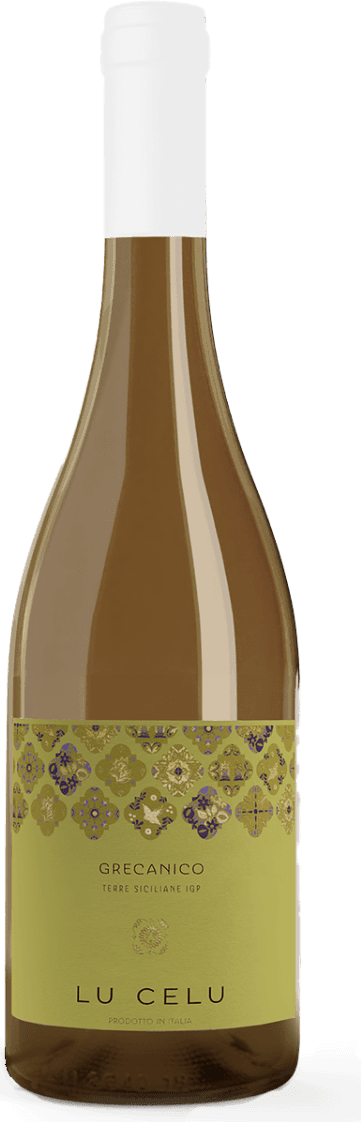 Terre Siciliane IGP Grecanico Het label is lichtgroen van kleur met een patroon van sierlijke, decoratieve motieven aan de bovenkant, die doen denken aan mozaïek of tegeltjes met bloem- en natuurmotieven. De naam 'LU CELU' staat groot en strak onderaan het label, met daarboven in kleinere letters de druif en herkomst. Het geheel oogt modern, fris en licht artistiek.
