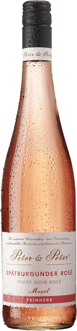 Mosel Spätburgunder Rosé 2023 Het label van de wijnfles toont een elegante en minimalistische stijl. Het bevat de naam 'Peter & Peter' in sierlijke letters, met daaronder de aanduiding 'Spätburgunder Rosé Pinot Noir Rosé Mosel'. Onderaan het label staat 'Feinherb' op een rode band. De achtergrond is voornamelijk wit met subtiele texturen.