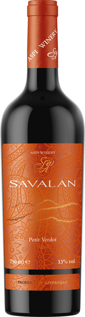Savalan Valley Petit Verdot Het label is opvallend oranje met een sierlijk, paisley-achtig patroon als achtergrond. In het midden staat de naam 'SAVALAN' groot en duidelijk in witte letters. Daarboven staat in een kleinere, sierlijke letter de naam van de winery. Onderaan het label staan de soort wijn, het alcoholpercentage en de inhoud. Er is een subtiele illustratie van bergen of een landschap verwerkt in het ontwerp, passend bij de Kaukasus-regio. Het label oogt modern en decoratief, met veel aandacht voor detail en een luxe uitstraling.